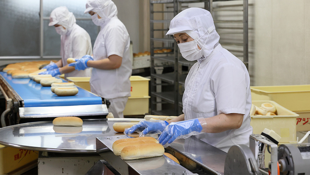 パンを検査している人々