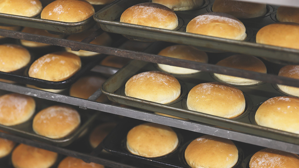 ラックに鉄板に乗ったパンが並んでいる