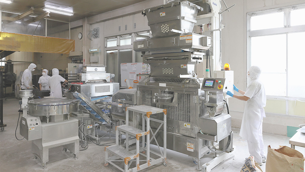 遠くから見た機械と人々