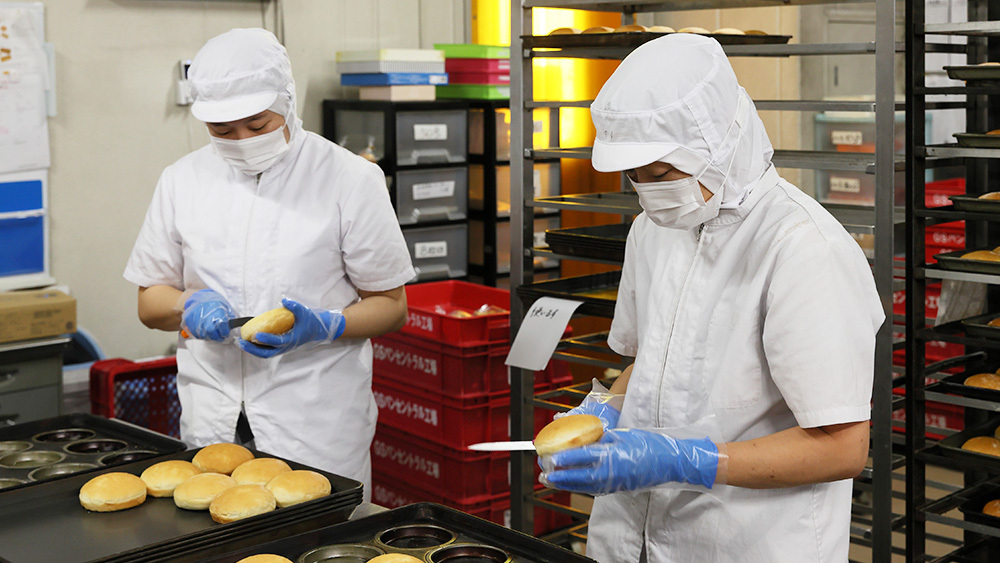 パンを検査している人々