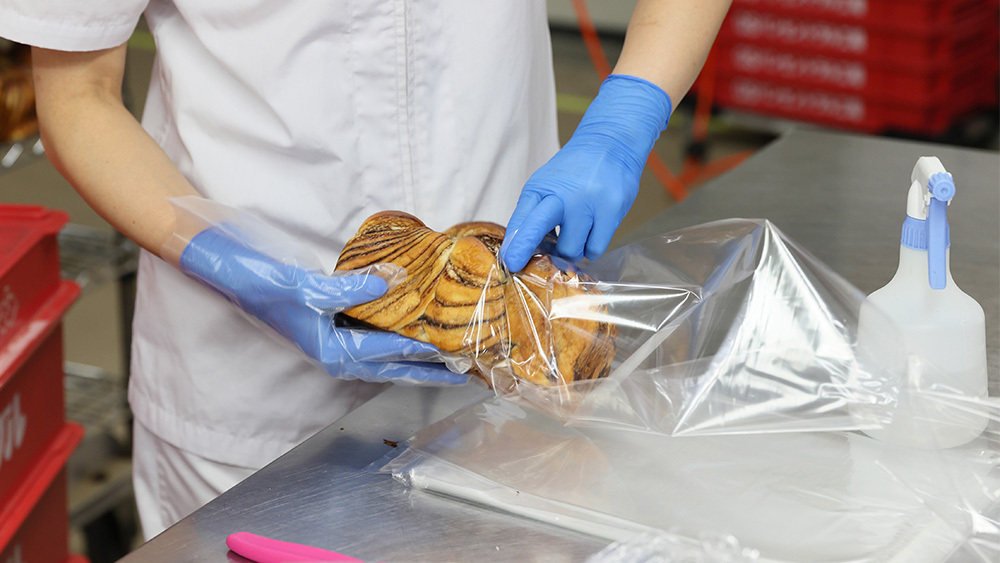 パンをパッキングしている