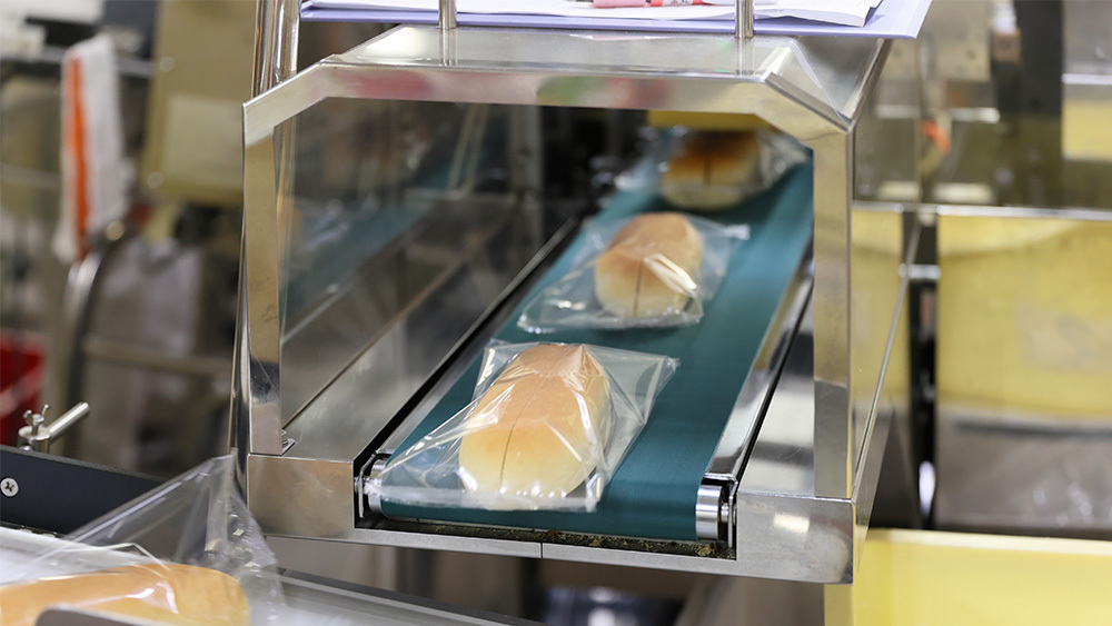 パッキングされたパンが流れている