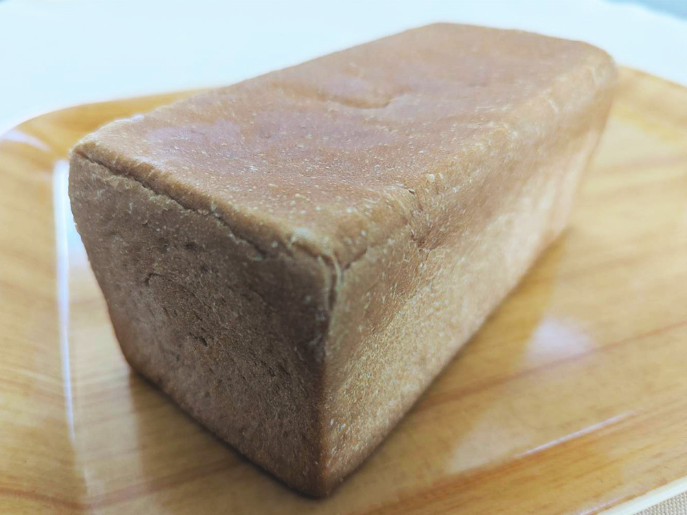 トレーに乗った小麦ブランブレッド