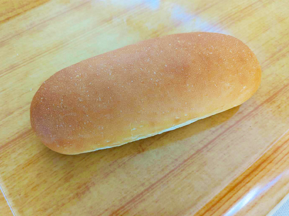 トレーに乗ったコッペパン